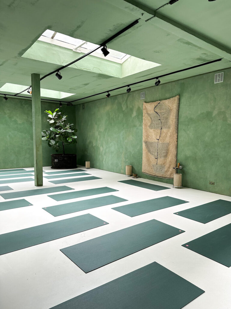 Yin Yoga in Amsterdam-West: The White Door Studio