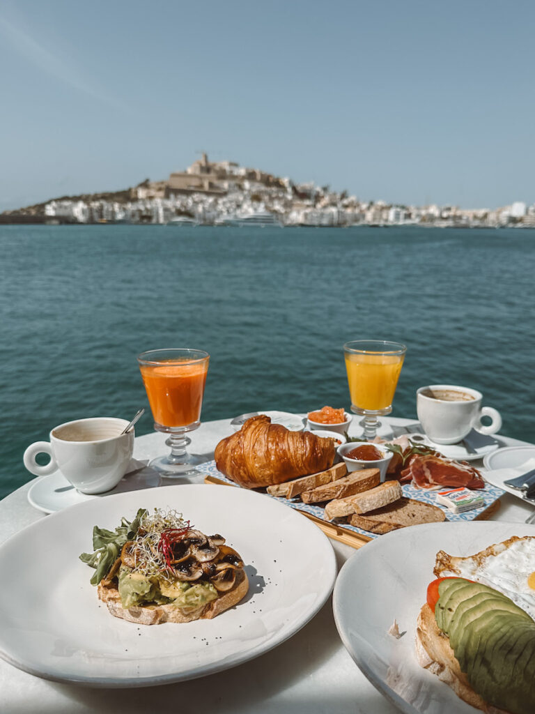 Ontbijten in de haven van Ibiza bij Cappuccino Marina