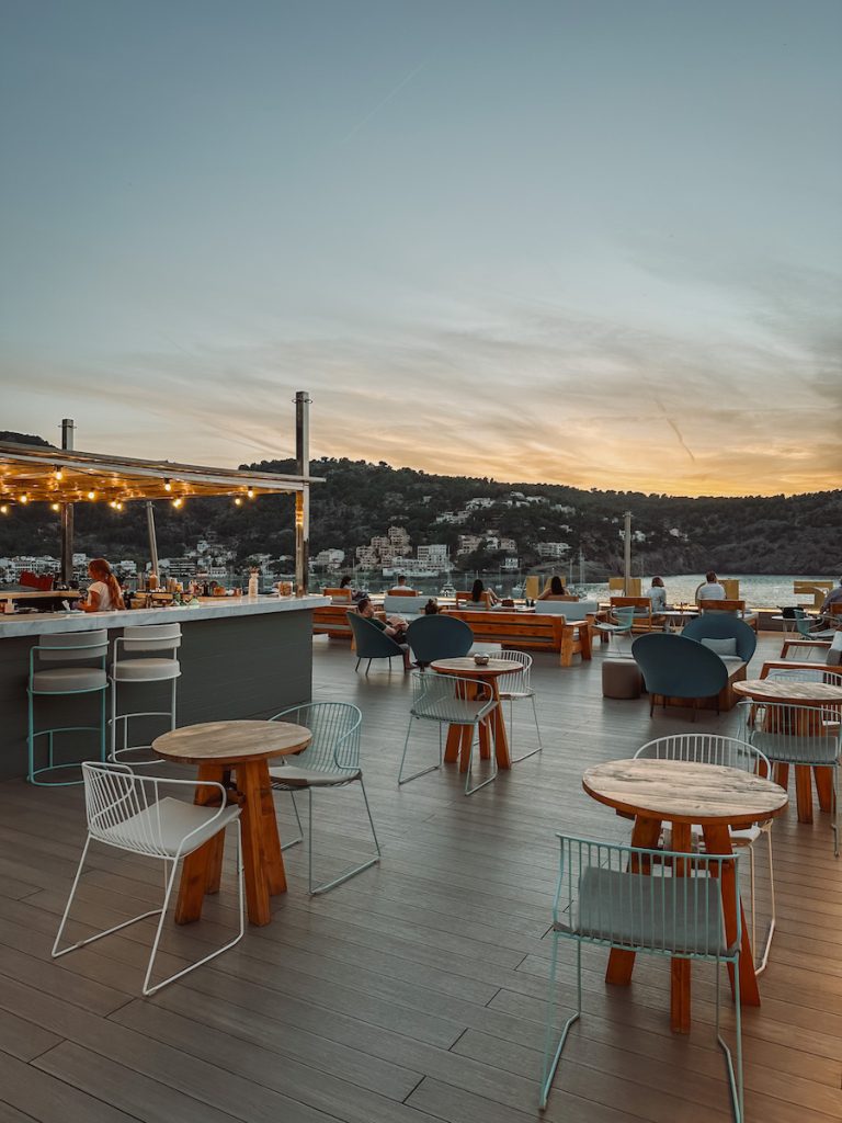 Rooftop bar tijdens de zonsondergang in Port de Sóller